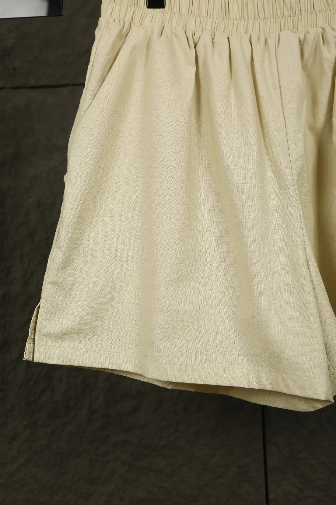 P210 Actual photo [High-end quality] Style number: 25052# Color: Navy blue/off-white/light khaki/ice blue/dark khaki Size: S to Short five-point version, double-layered inside and outside to prevent exposure, double stitching to cover the independent waistband ✅ - Professional washing before the car, the texture of the fabric is tight and soft ✅ - RL/Ralph Lauren linen shorts are simply a summer savior. The linen material allows every pore to breathe freely, say goodbye to sticky heat. Walking on the road, the wind blows, and the heat all over the body is instantly smoothed away. The bamboo texture is natural and unique, simple and pure texture, full of laziness and old money style.